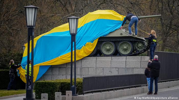Паметникът в квартал Тиргартен беше обвит в украински знамена