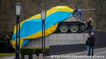 Советский танк заворачивают в украинский флаг