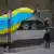 Der Panzer war komplett mit der blau-gelben ukrainischen Flagge eingehüllt; Polizisten entfernen sie.