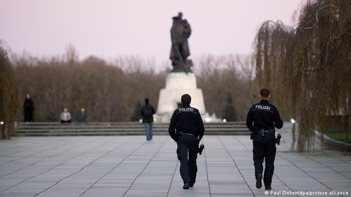 Полиция усиленно охраняет мемориал в Трептов-парке