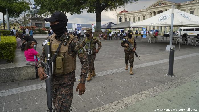 Над 30 хиляди души са арестувани в Салвадор по подозрения,