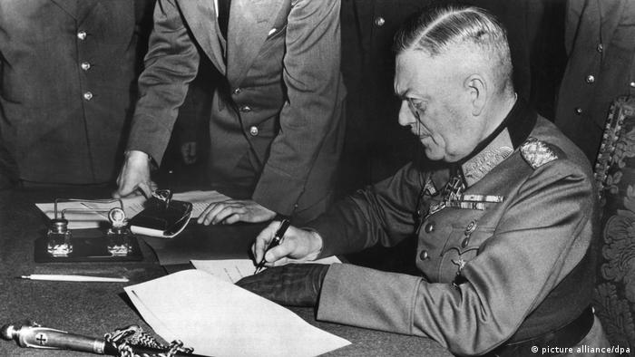 Фелдмаршал Вилхелм Кайтел подписва капитулацията в Берлин 