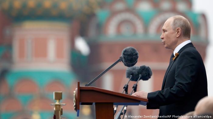 Vladimir Putin'in Zafer Bayramı'nda Kızıl Meydan'da yaptığı konuşmanın resmi.