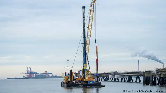 上周，德国北部威廉港为修建LNG接收站建设打下了象征性的第一个桩基。