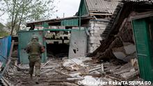 +++DIESES FOTO WIRD VON DER RUSSISCHEN STAATSAGENTUR TASS ZUR VERFÜGUNG GESTELLT.+++
LUGANSK REGION, UKRAINE APRIL 30, 2022: An LPR People s Militia serviceman is seen by a damaged house in the city of Popasnaya. The Russian Armed Forces are carrying out a special military operation in Ukraine in response to requests from the leaders of the Donetsk People s Republic and Lugansk People s Republic for help. Alexander Reka/TASS PUBLICATIONxINxGERxAUTxONLY TS12F2CB 