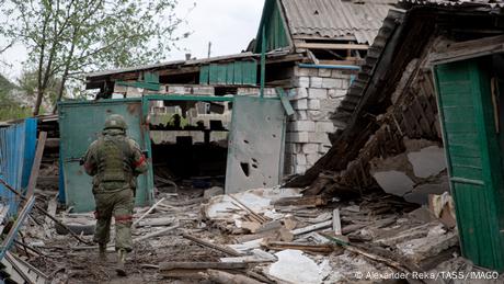 Destrucción por bombardeos rusos en la región de Lugansk, Ucrania.