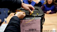 Wahlhelfer beginnen mit der Auszählung der Stimmen bei den Wahlen zum nordirischen Parlament. +++ dpa-Bildfunk +++