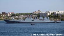 Das russische Kriegsschiff «Admiral Makarow» der russischen Schwarzmeerflotte liegt vor der Hafenstadt Sewastopol. Die Fregatte gehört zum Projekt 11356M, sie erreicht eine Geschwindigkeit von 30 Knoten und kann 30 Tage ohne Unterbrechung auf See bleiben