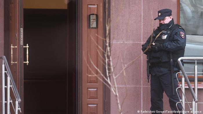 Russland Moskau | Polizei vor Wohnhaus von Ex-Vizepräsident Gazprombank Vladislav Avayev 