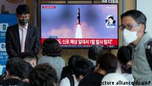 Während einer Nachrichtensendung im Bahnhof von Seoul schauen Menschen auf einen Fernseher, der ein Dateibild eines nordkoreanischen Raketenstarts zeigt. Nordkorea hat nach Angaben des südkoreanischen Militärs mindestens ein zunächst nicht näher identifiziertes Geschoss ins Meer abgefeuert. Das Geschoss sei in Richtung des Japanischen Meers (koreanisch: Ostmeer) geflogen, teilte der Generalstab mit. +++ dpa-Bildfunk +++