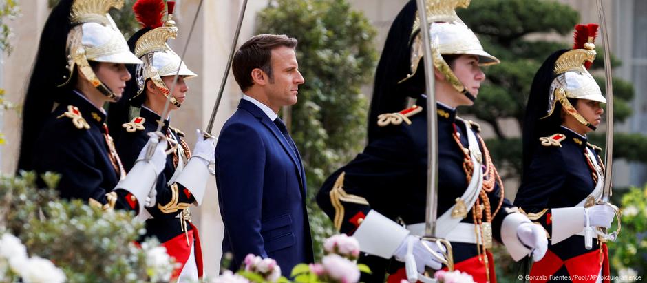 Macron revisa las tropas militares durante la ceremonia de toma de posesión en el palacio del Elíseo, en París (07.05.2022)