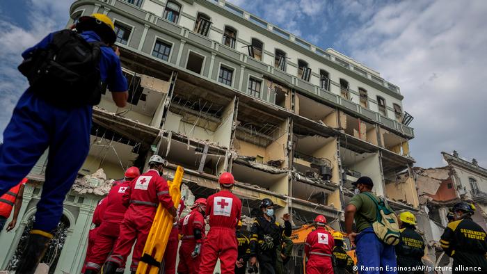 Рятувальники на фоні зруйнованого готелю у Гавані, Куба