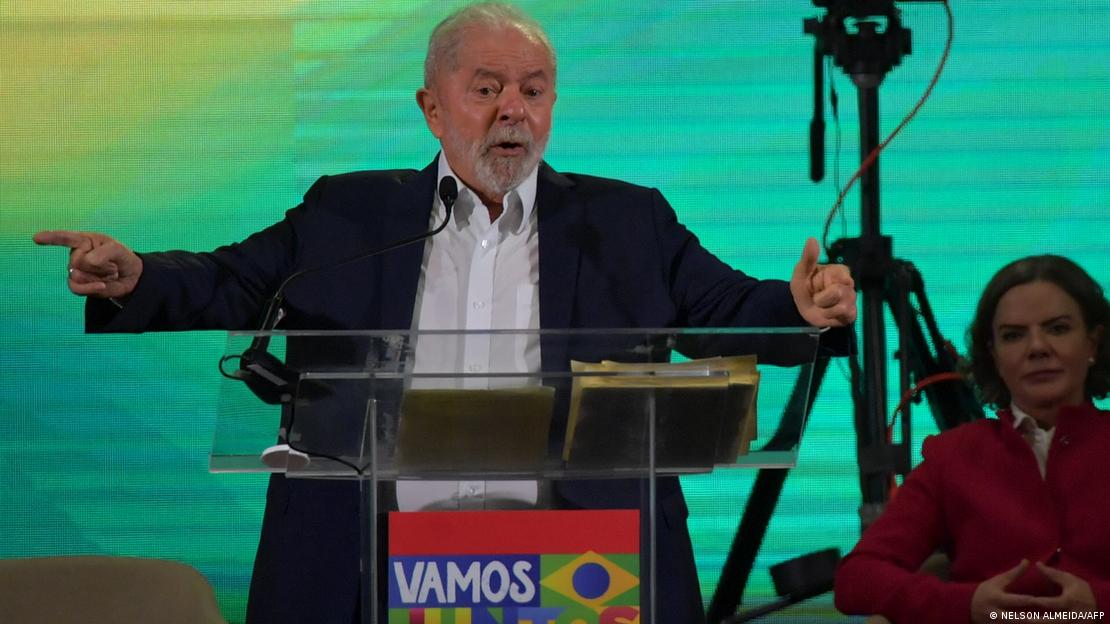 Lula da Silva discursa em palco