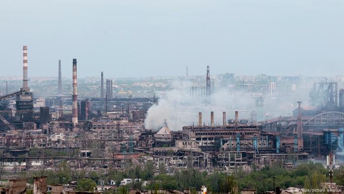 Клубы дыма над заводом Азовсталь в Мариуполе, 5 мая 2022 года