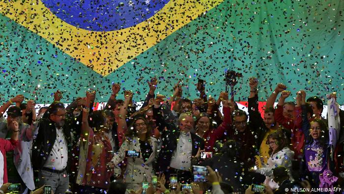Lula da Silva rodeado de colaboradores bajo una lluvia de confeti, al presentar su campaña en mayo, en Sao Paulo.