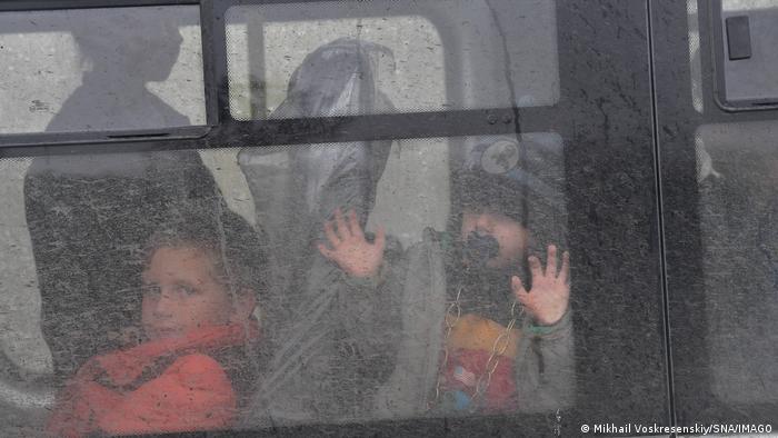Niños ucranianos son evacuados de la zona donde se producen los combates.