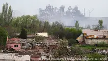 DIESES FOTO WIRD VON DER RUSSISCHEN STAATSAGENTUR TASS ZUR VERFÜGUNG GESTELLT. [DONETSK REGION, UKRAINE - MAY 5, 2022: A distant view of the premises of Azovstal Iron and Steel Works damaged by shelling in the embattled city of Mariupol. With tension escalating in Donbass in February, the Russian Armed Forces launched a special military operation in Ukraine in response to appeals for help from the Donetsk and Lugansk People's Republics. Peter Kovalev/TASS]
