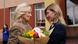 Jill Biden entrega buquê de flores para Olena Zelenska em Uzhhorod Jill Biden entrega buquê de flores para Olena Zelenska em Uzhhorod
