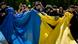 Украинский флаг у мемориала в Тиргартене в Берлине Украинский флаг у мемориала в Тиргартене в Берлине