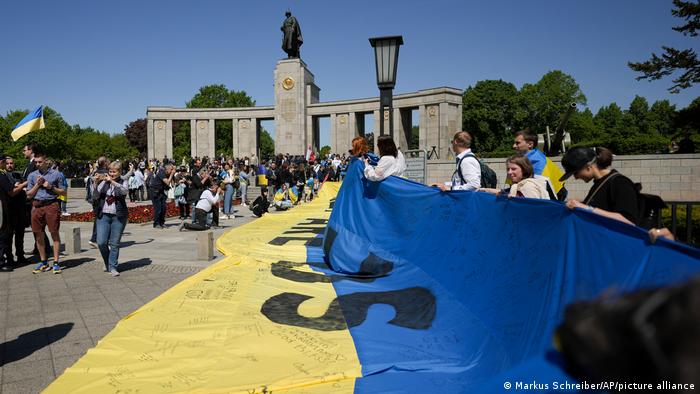 Berlin | Gedenken an das Endes zweiten Weltkrieg - Ukrainische Flagge