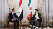 Dieses von der Iranischen Präsidentschaft zur Verfügung gestellte Foto zeigt Ebrahim Raisi (r), Präsident des Iran, und Bashar al-Assad, Präsident von Syrien, während eines Treffens. +++ dpa-Bildfunk +++