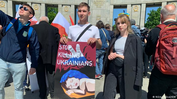 Украинские активисты с плакатом Stop killing ukrainers.
