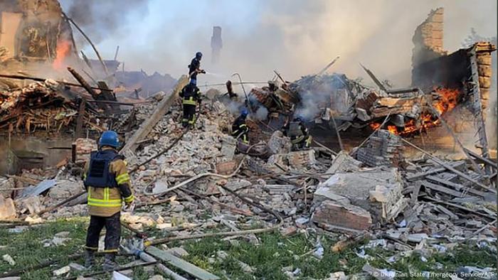Пожарные борются с огнем у разрушенного здания в Белогоровке
