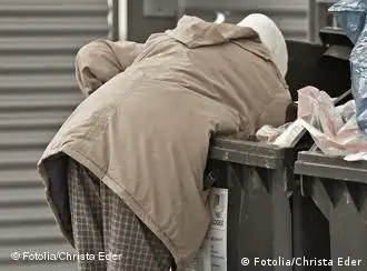 Christa Eder - Fotolia.com abfall abfallcontainer altersarmut arm armut hartz iv müll müllcontainer obdachlos penner suchen unrat wühlen