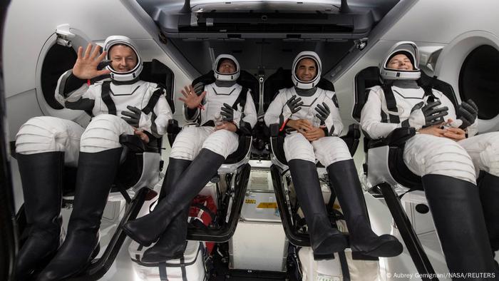 Astronautas dentro de la cápsula Crew Dragon