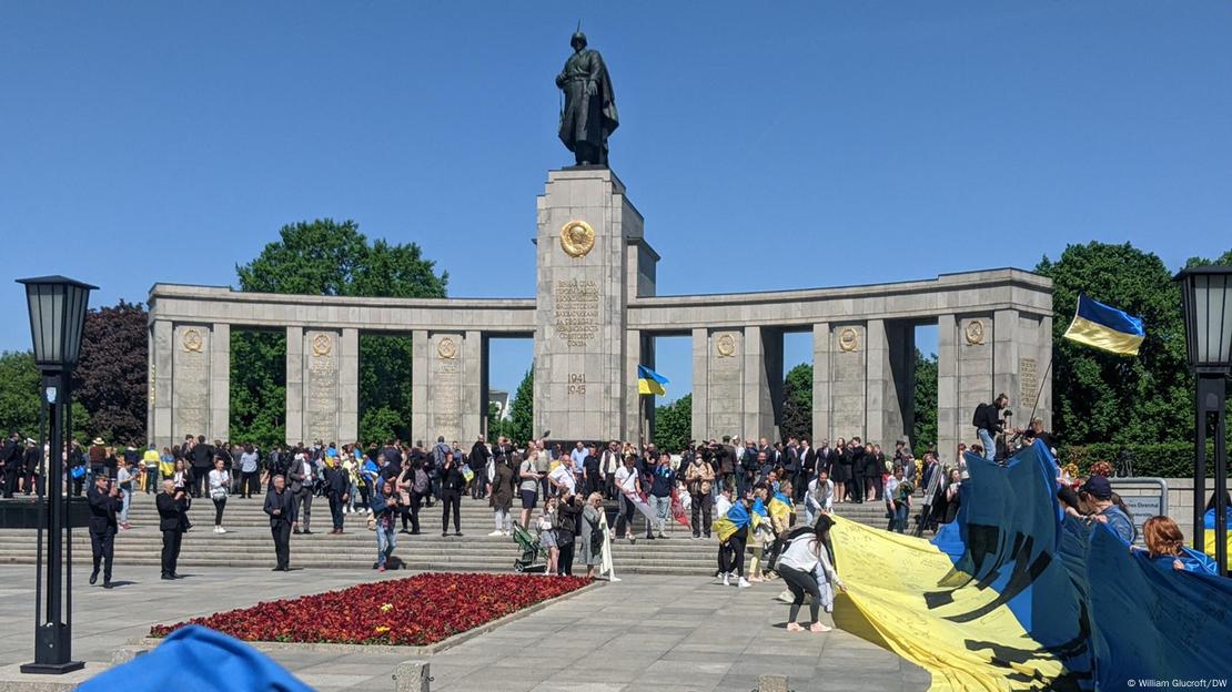 Το μεγαλειώδες σοβιετικό μνημείο στο Πάρκο Τρέπτο του Βερολίνου