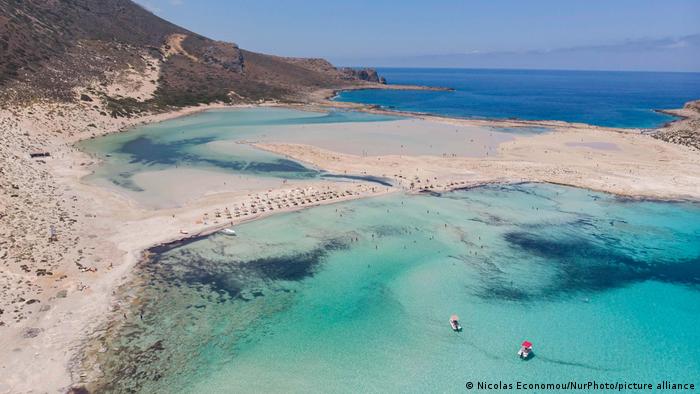 Гърция има около 200 обитаеми острова. Най-големият от тях е Крит. Той предлага и култура, и планини, и плажове, и много слънце. През централната част на острова преминава планинска верига, на запад са големите плажове, на изток - повече малки заливи. Крит е интересен и от историческа гладна точка: там могат да се видят впечатляващи останки от минойската култура като известния дворец Кносос.