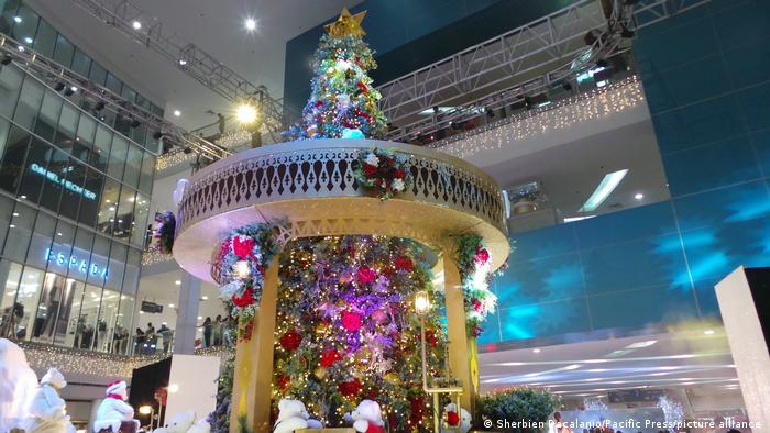 Pohon Natal berderokasi mainan dan boneka beruang setinggi kurang lebih 8,5 meter, terpasang di SM North EDSA; Kota Quezon, Filipina