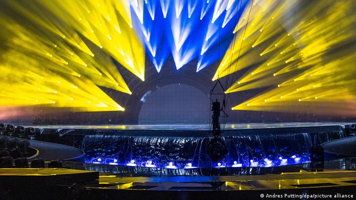 Сцена Евровидения-2022 в цветах украинского флага
