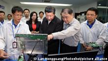 ***ACHTUNG: Nur zu nutzen für „Projekt C“ SPERRFRIST/Embargo 19.05, 6 Uhr!***
(141102) -- FUZHOU, Nov. 2, 2014 () -- Chinese President Xi Jinping (C) visits a laboratory of the Newland Group, a high-tech company, in Fuzhou, capital of southeast China's Fujian Province, Nov. 1, 2014. Xi made an inspection tour to southeast China's Fujian Province on Nov. 1 and 2. (/Lan Hongguang) (wyl)