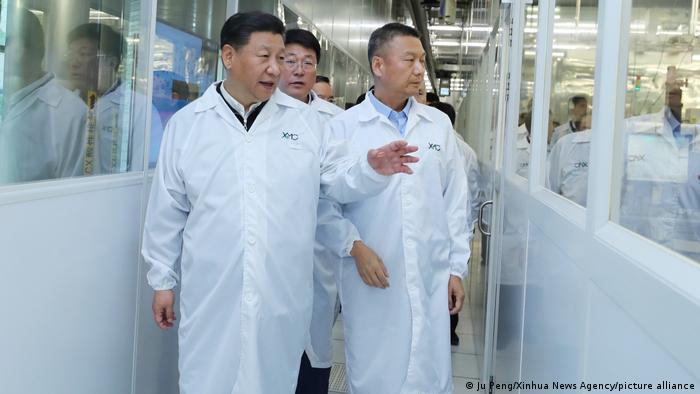 中國國家主席習近平2018年4月26日在湖北武漢視察武漢新芯集成電路製造有限公司。
