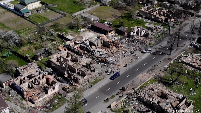 Luftaufnahme von zerstörten Wohnhäusern in der ukrainischen Stadt Butscha. 