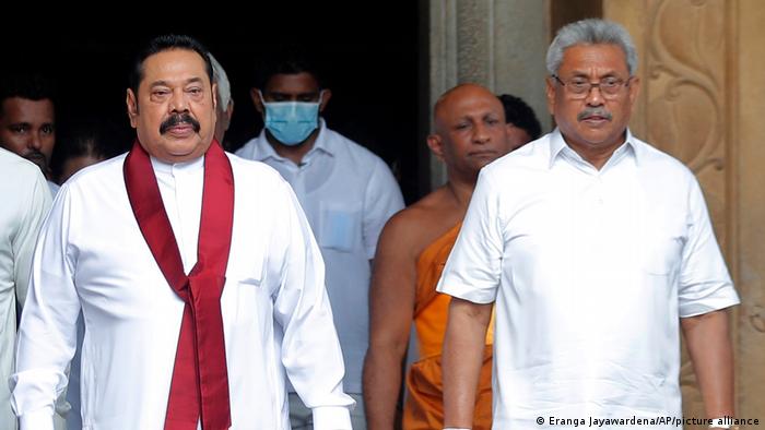 Gotabaya Rajapaksa (r) und Mahinda Rajapaksa (l)