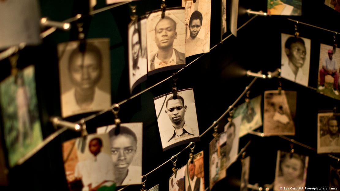 Fotos de vítimas do genocídio de Ruanda, em 1994, penduradas em fios de arame em memorial de Kigali.