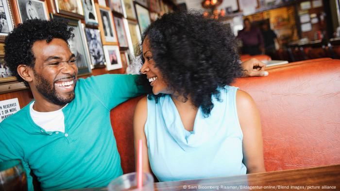 El flirteo puede hacerse tanto verbal como no verbalmente, dice T. Joel Wade, profesor de psicología de la Universidad de Bucknell (EE. UU.), coautor del estudio. 