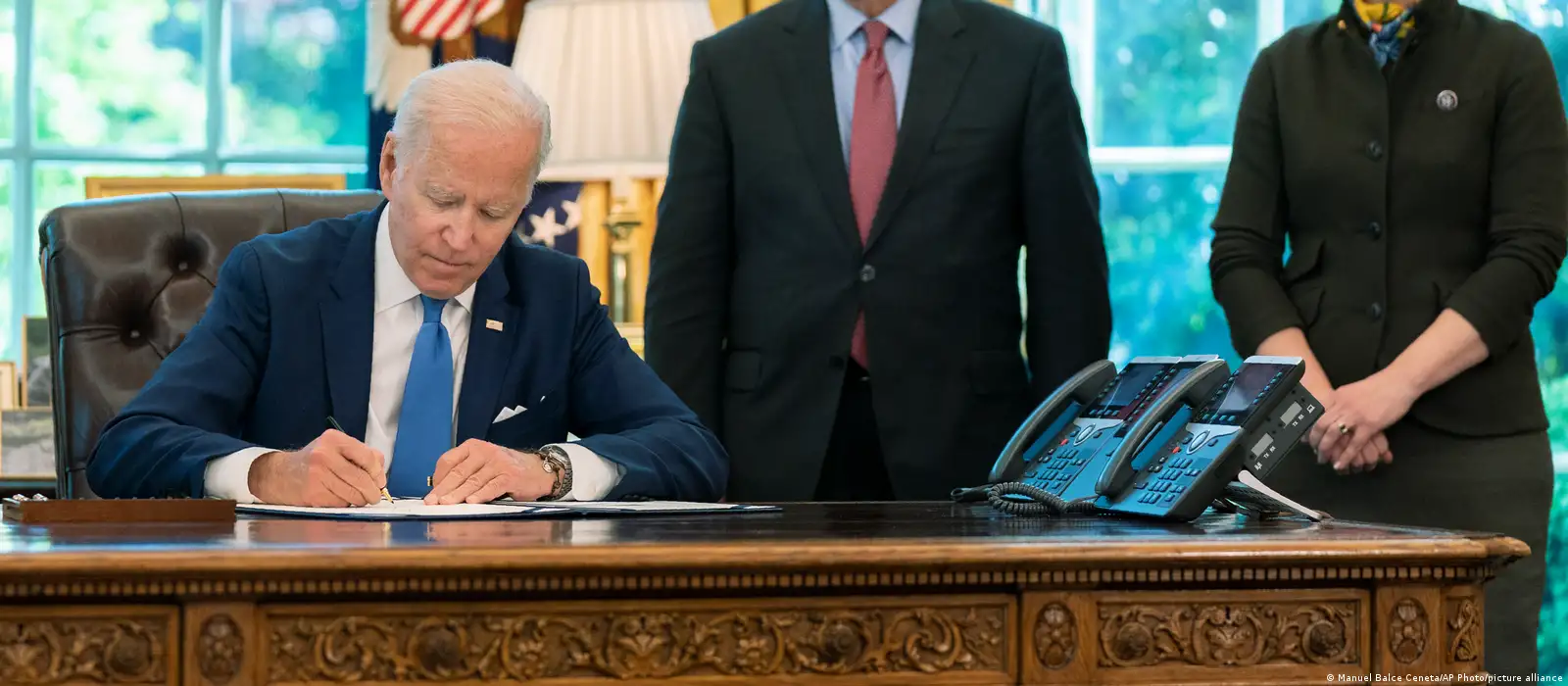 Джо Байден подписал закон о ленд-лизе для Украины – DW – 09.05.2022