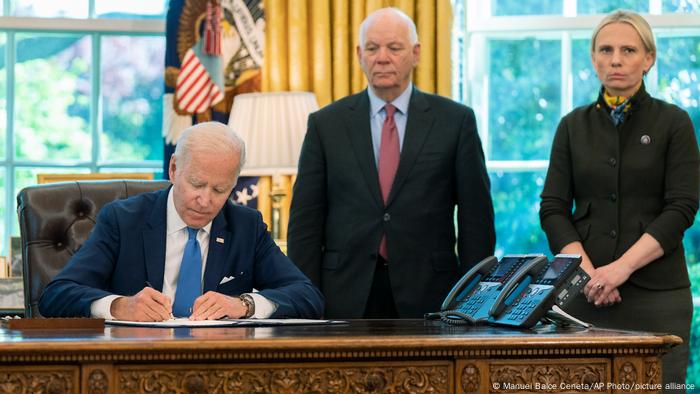 La norma firmada por Biden, que facilita el flujo de equipo militar, está basada en un programa de la Segunda Guerra Mundial para ayudar a Europa a resistir a Hitler.