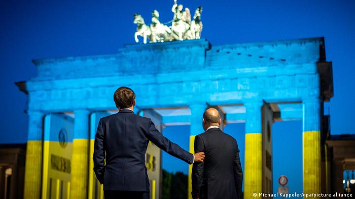 Makron i Šolc pred Brandenburškom kapijom u bojama ukrajinske zastave