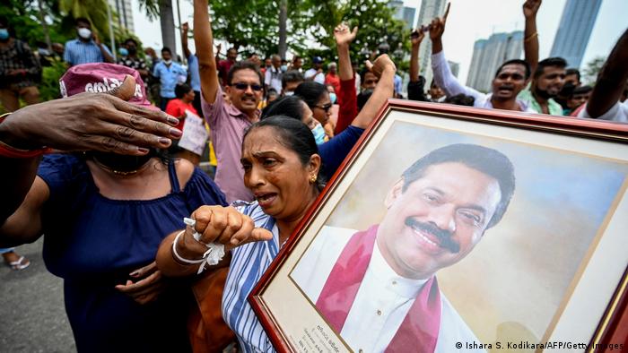 Seguidores de Rajapaksa protestaron también contra sus detractores fuera de la residencia del dimitido primer ministro.
