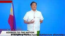 Das Videostandbild aus einem auf der Facebook-Seite von Bongbong Marcos verbreiteten Video, gibt Ferdinand Marcos Jr., Wahlsieger bei der Präsidentschaftswahl auf den Philippinen, eine Erklärung gegenüber den Medien ab. Nach der Präsidentenwahl auf den Philippinen hat sich Wahlsieger Ferdinand «Bongbong» Marcos Jr. auf sozialen Netzwerken bei seinen Anhängern bedankt. +++ dpa-Bildfunk +++