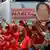 Para suporter Marcos Jr saat merayakan hasil pemilu Filipina 2022 di kota Mandaluyong.
