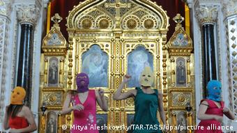 Aktivistinnen der Punkrock-Band Pussy Riot im Altarraum der Christ-Erlöser-Kathedrale in Moskau