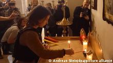 Außenministerin Annalena Baerbock (M, Bündnis 90/Grüne) entzündet eine Kerze für die Opfer in einer Kirche in Butscha. Große Teile nördlich und nordwestlich von Kiew waren einen Monat lang von russischen Truppen besetzt. Der Fund von Leichen in Städten wie Butscha - einige der Toten mit gefesselten Händen - sorgte weltweit für Entsetzen. +++ dpa-Bildfunk +++