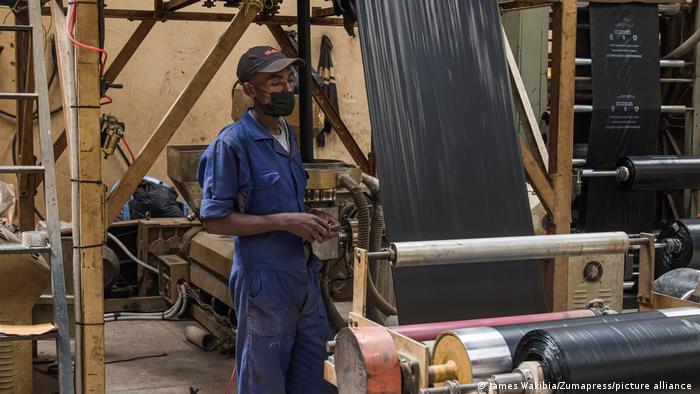 Kenia: Arbeiter in einer Fabrik in Nairobi