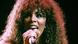 Donna Summer singt ins Mikrofon Donna Summer singt ins Mikrofon