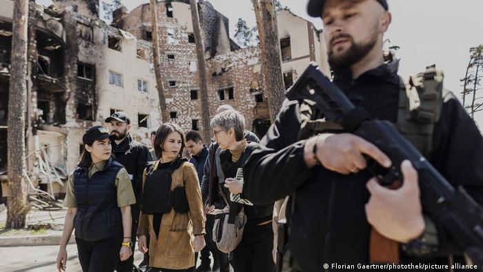 La ministra alemana de Exteriores (centro, con chaleco antibalas) en la ciudad ucraniana de Irpin.